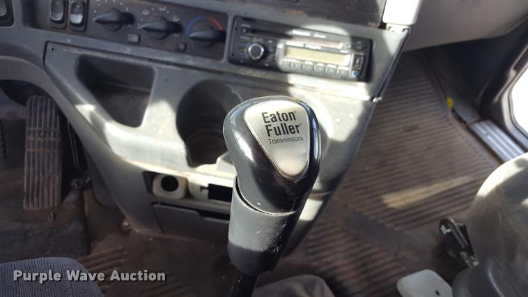 image for item L1639 2004 Freightliner Columbia semi truck