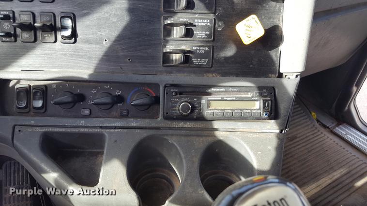 image for item L1639 2004 Freightliner Columbia semi truck