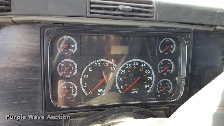 image for item L1639 2004 Freightliner Columbia semi truck