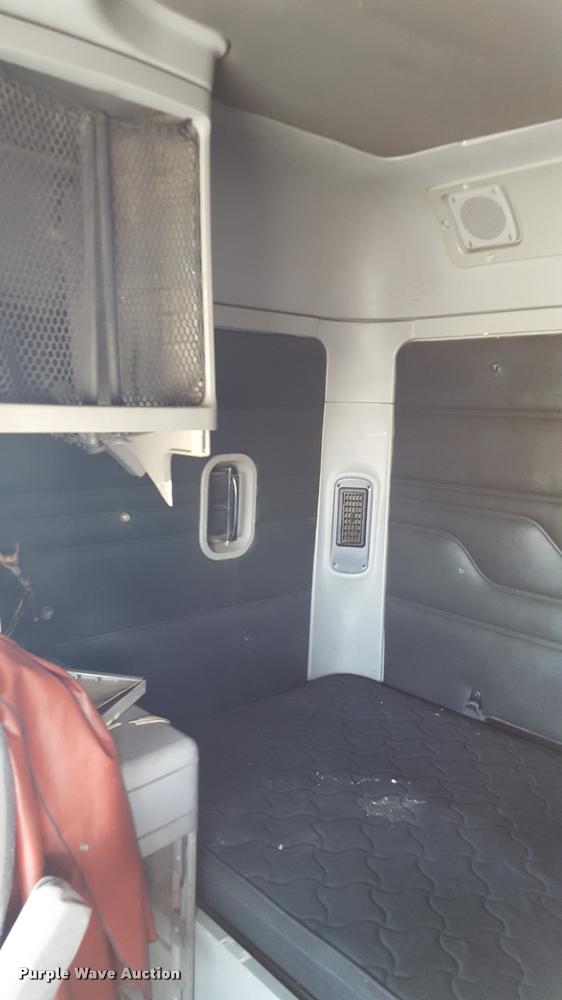 image for item L1639 2004 Freightliner Columbia semi truck