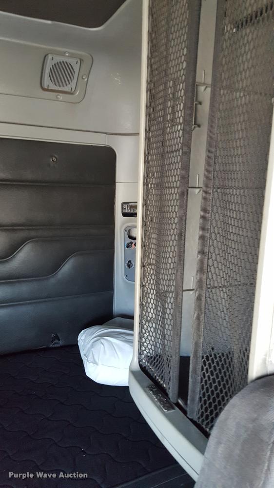 image for item L1639 2004 Freightliner Columbia semi truck