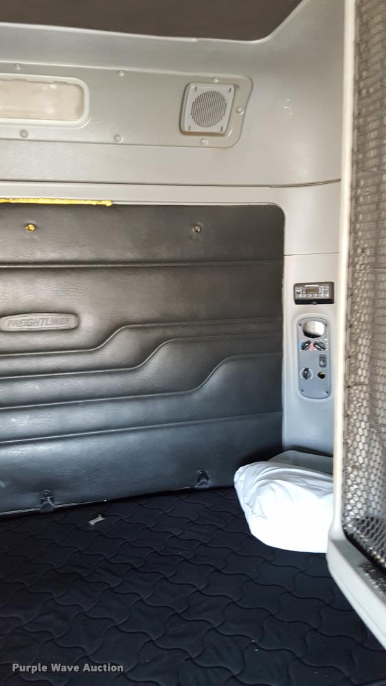 image for item L1639 2004 Freightliner Columbia semi truck