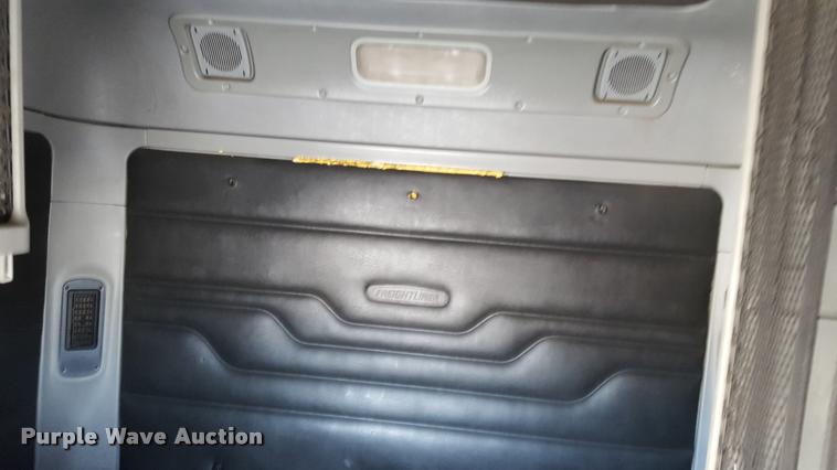 image for item L1639 2004 Freightliner Columbia semi truck
