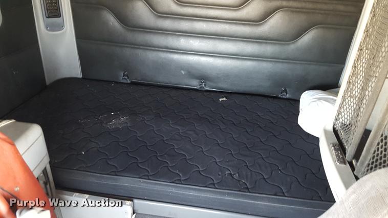 image for item L1639 2004 Freightliner Columbia semi truck