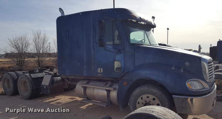 image for item L1640 2006 Freightliner Columbia semi truck