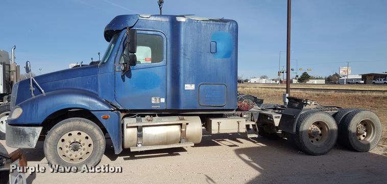 image for item L1640 2006 Freightliner Columbia semi truck