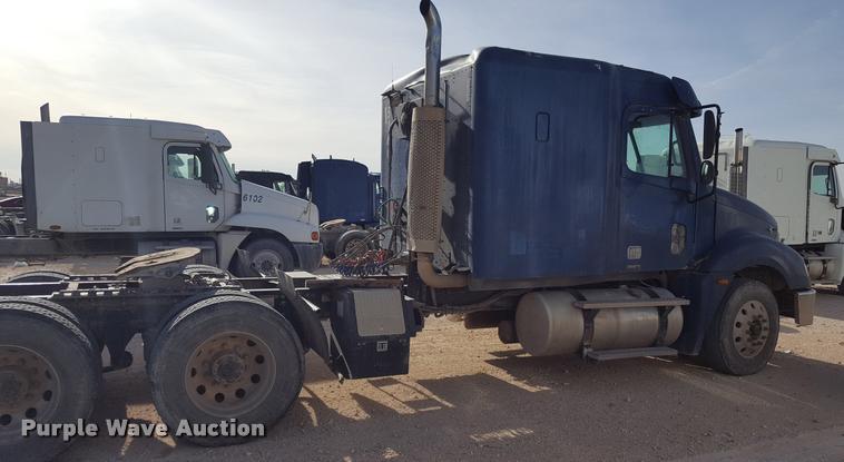 image for item L1640 2006 Freightliner Columbia semi truck