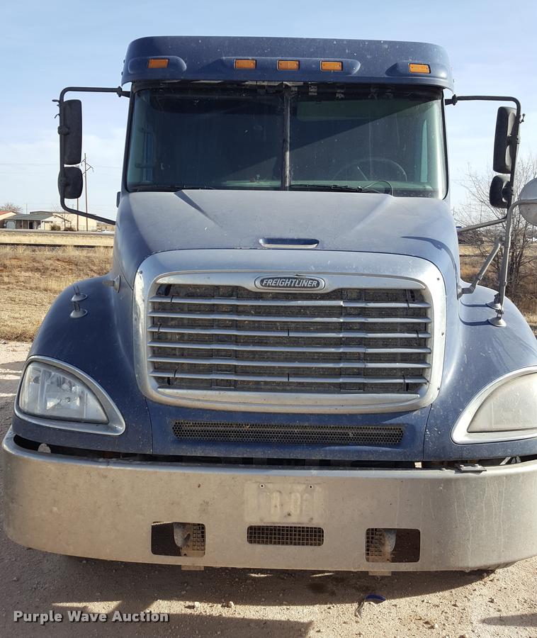 image for item L1640 2006 Freightliner Columbia semi truck