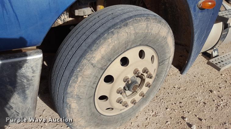 image for item L1640 2006 Freightliner Columbia semi truck