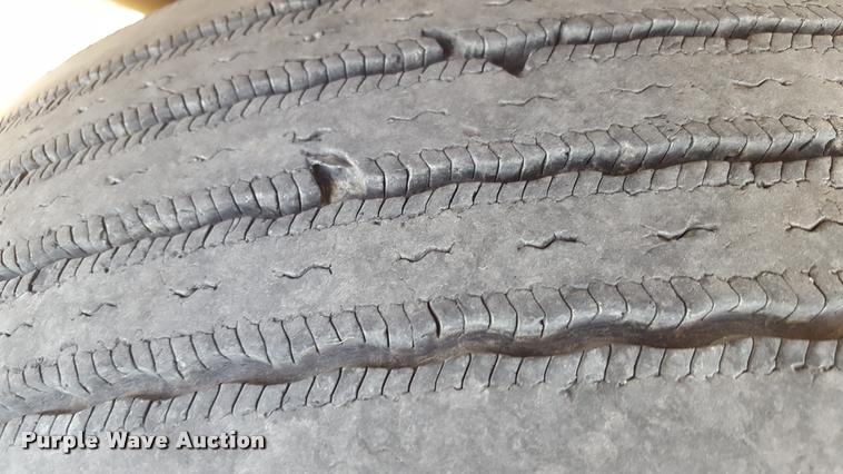 image for item L1640 2006 Freightliner Columbia semi truck