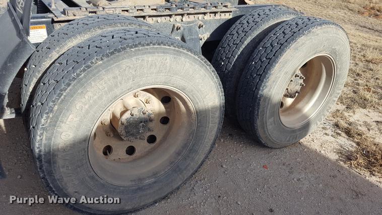 image for item L1640 2006 Freightliner Columbia semi truck