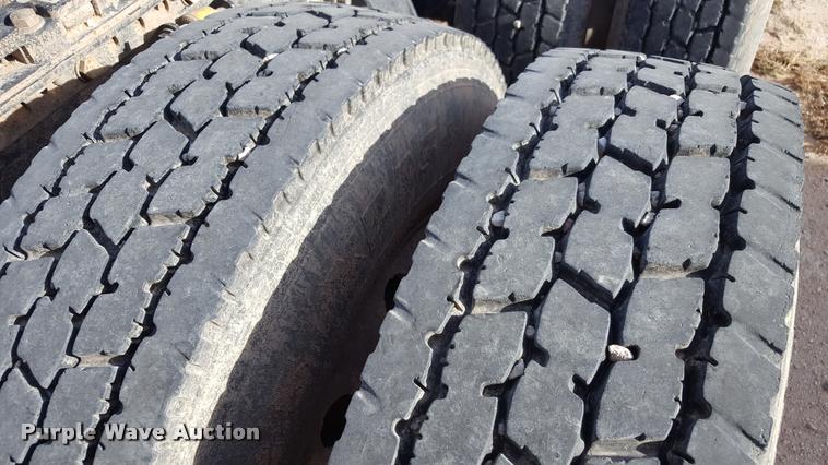 image for item L1640 2006 Freightliner Columbia semi truck