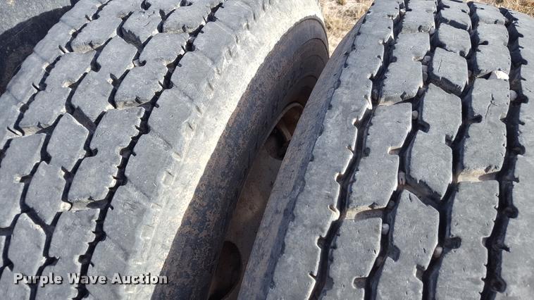 image for item L1640 2006 Freightliner Columbia semi truck