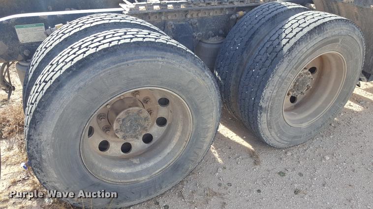 image for item L1640 2006 Freightliner Columbia semi truck