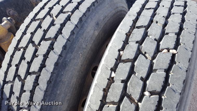 image for item L1640 2006 Freightliner Columbia semi truck