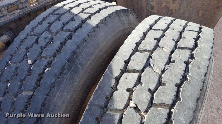 image for item L1640 2006 Freightliner Columbia semi truck