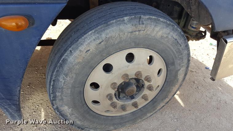 image for item L1640 2006 Freightliner Columbia semi truck