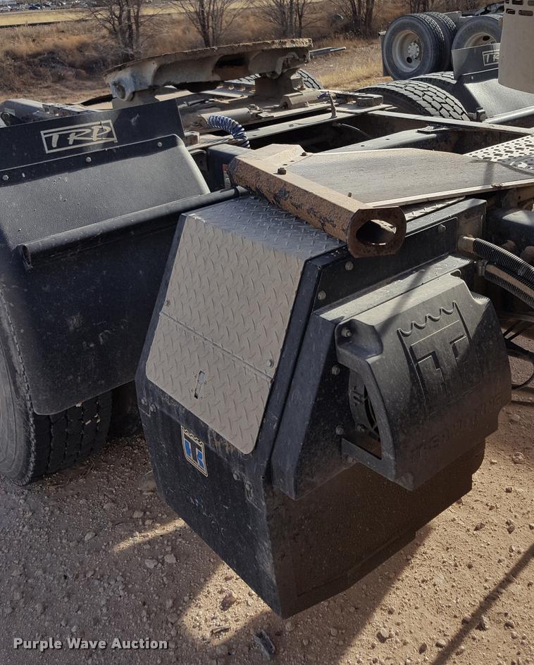 image for item L1640 2006 Freightliner Columbia semi truck