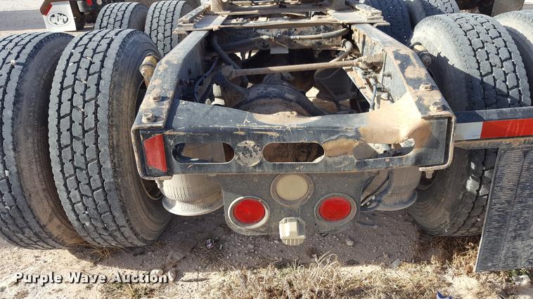 image for item L1640 2006 Freightliner Columbia semi truck