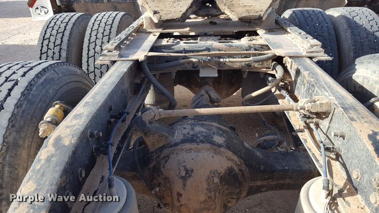 image for item L1640 2006 Freightliner Columbia semi truck