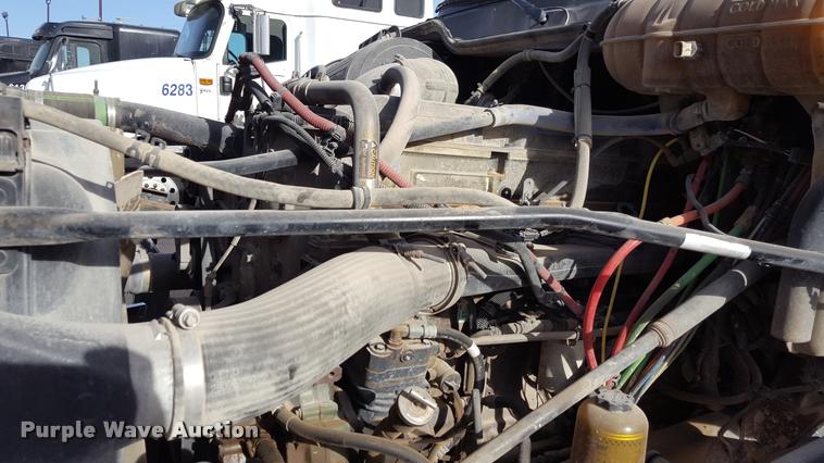 image for item L1640 2006 Freightliner Columbia semi truck