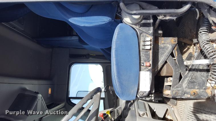 image for item L1640 2006 Freightliner Columbia semi truck