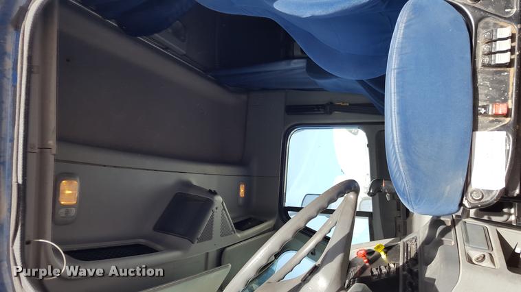 image for item L1640 2006 Freightliner Columbia semi truck