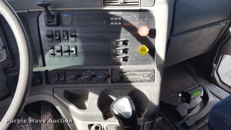 image for item L1640 2006 Freightliner Columbia semi truck