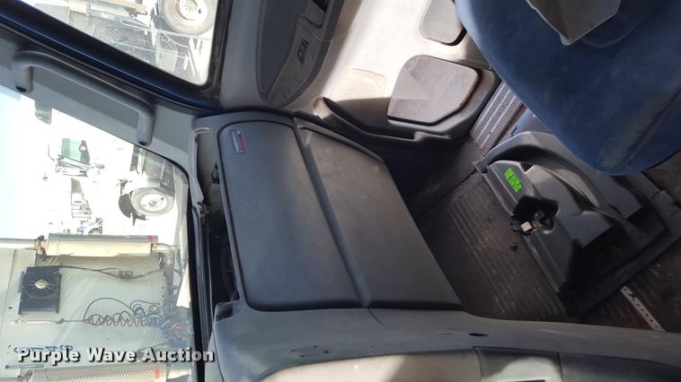 image for item L1640 2006 Freightliner Columbia semi truck