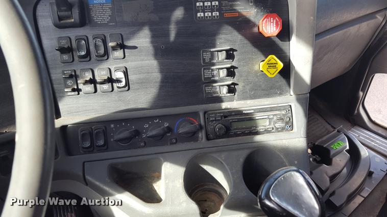 image for item L1640 2006 Freightliner Columbia semi truck