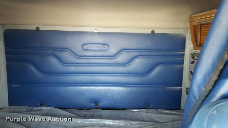 image for item L1640 2006 Freightliner Columbia semi truck