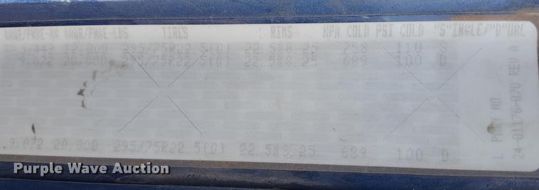 image for item L1640 2006 Freightliner Columbia semi truck