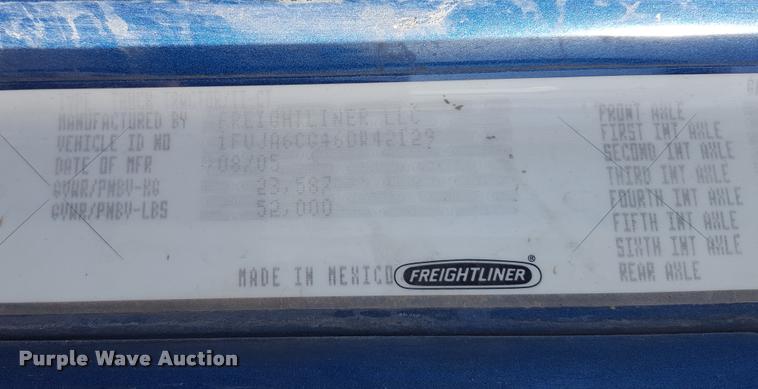 image for item L1640 2006 Freightliner Columbia semi truck