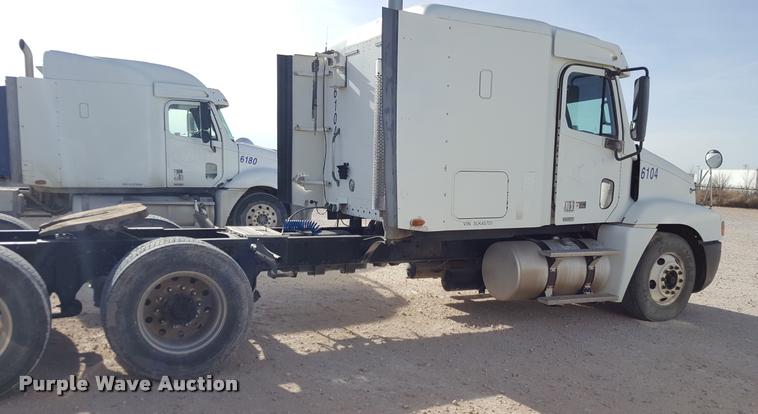 image for item L1641 2003 Freightliner Century ST120 semi truck