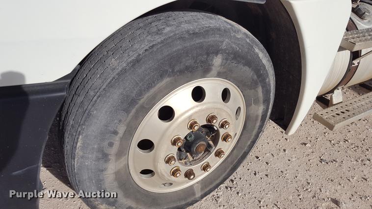 image for item L1641 2003 Freightliner Century ST120 semi truck