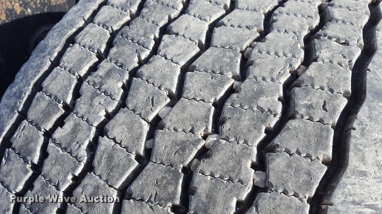 image for item L1641 2003 Freightliner Century ST120 semi truck