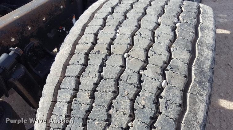 image for item L1641 2003 Freightliner Century ST120 semi truck