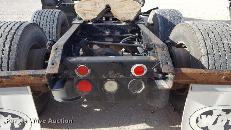 image for item L1641 2003 Freightliner Century ST120 semi truck