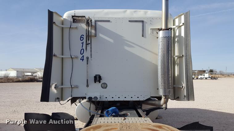 image for item L1641 2003 Freightliner Century ST120 semi truck