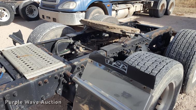 image for item L1641 2003 Freightliner Century ST120 semi truck