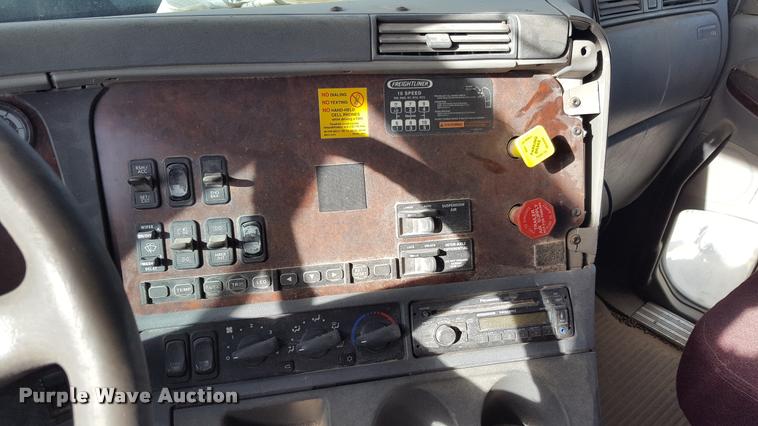 image for item L1641 2003 Freightliner Century ST120 semi truck