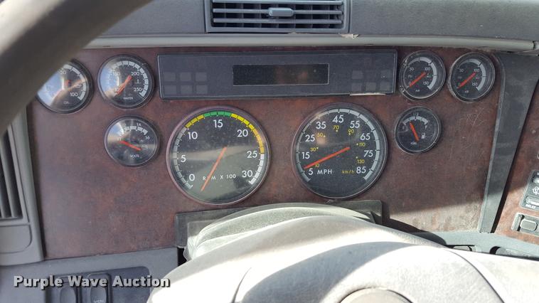 image for item L1641 2003 Freightliner Century ST120 semi truck