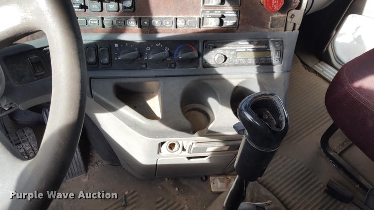 image for item L1641 2003 Freightliner Century ST120 semi truck