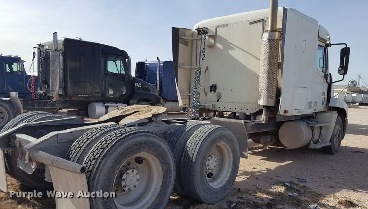 image for item L1642 2003 Freightliner Century ST120 semi truck