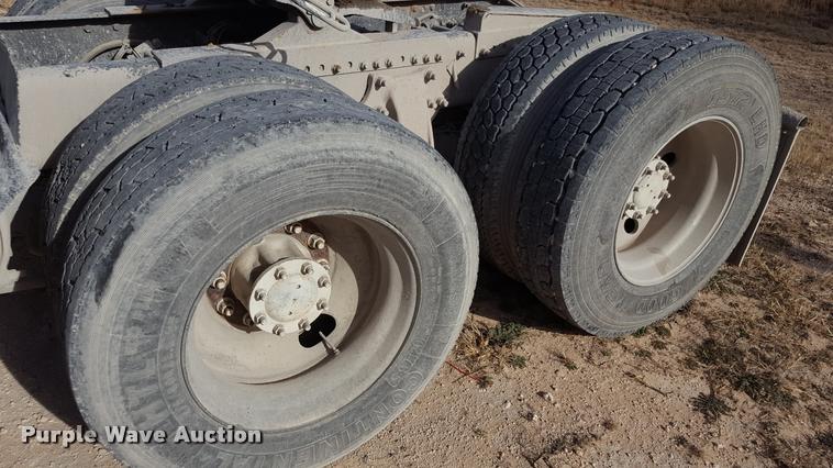 image for item L1642 2003 Freightliner Century ST120 semi truck