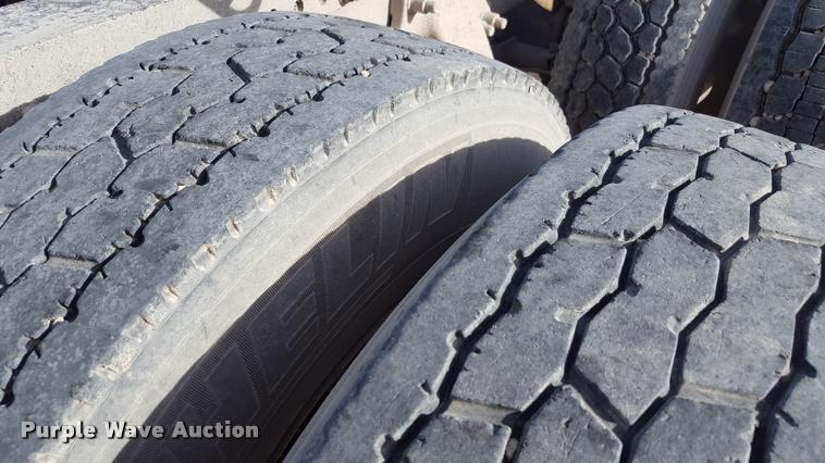 image for item L1642 2003 Freightliner Century ST120 semi truck