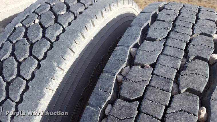 image for item L1642 2003 Freightliner Century ST120 semi truck