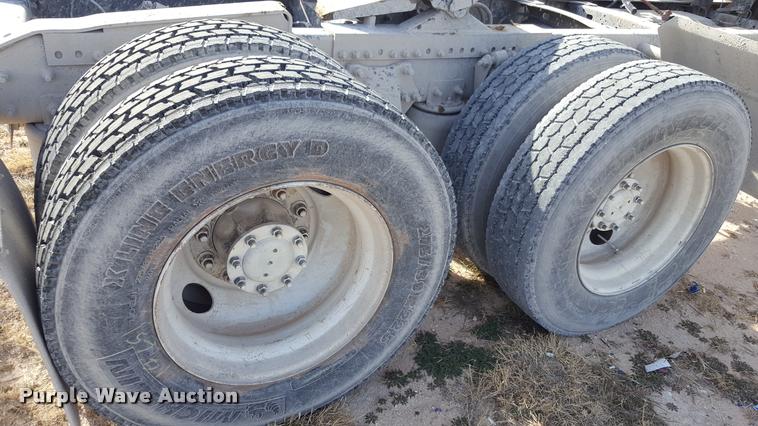 image for item L1642 2003 Freightliner Century ST120 semi truck