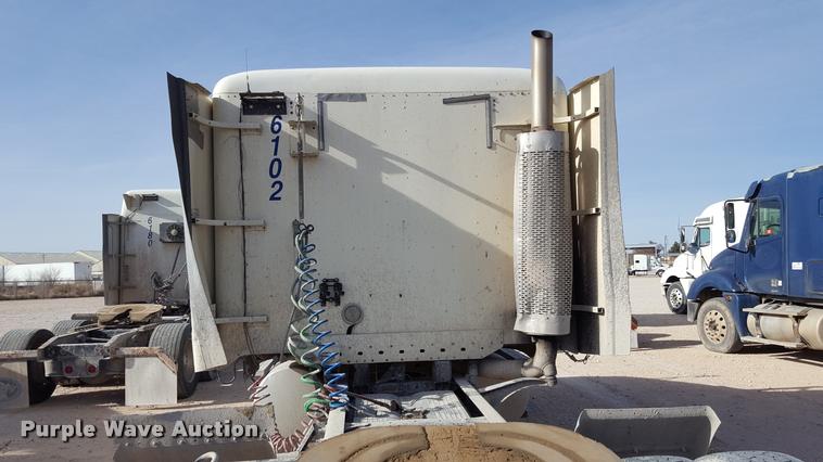 image for item L1642 2003 Freightliner Century ST120 semi truck