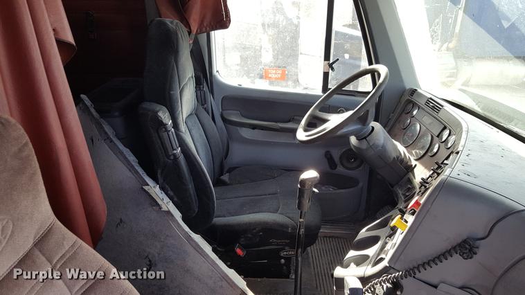 image for item L1642 2003 Freightliner Century ST120 semi truck